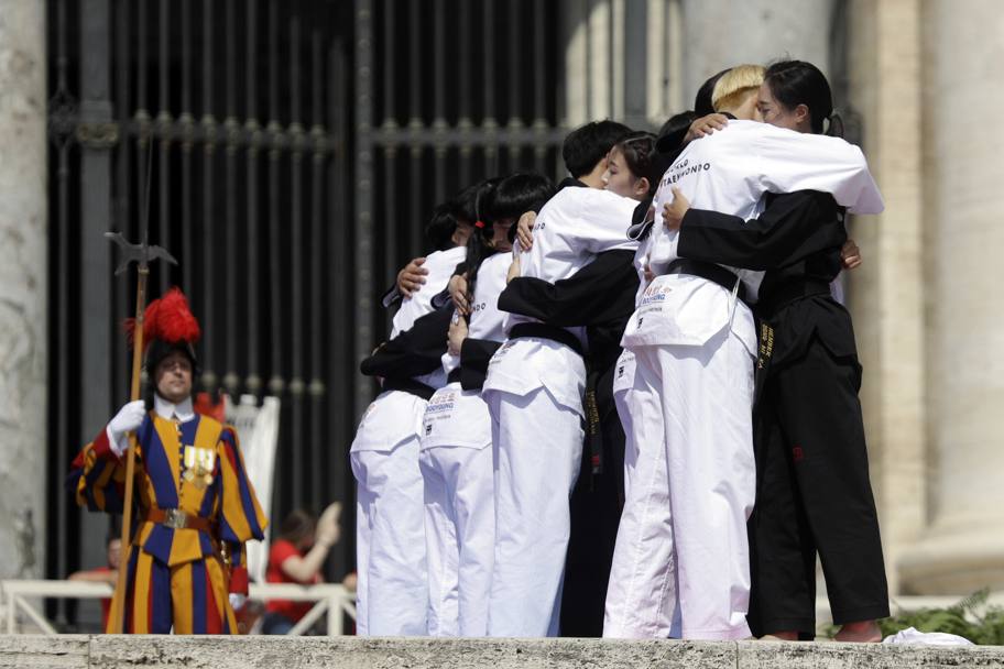 Poche ore prima del Grand Prix Roma, gli atleti del taekwondo sono stati ricevuti da Papa Francesco. I campioni della Corea del Sud lo hanno salutato con una spettacolare esibizione . Foto Ansa, AFP, Epa, AP
